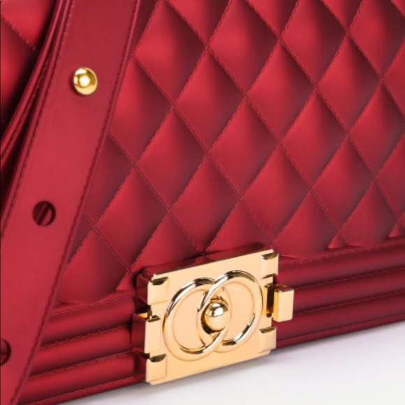 Beautiful in red - Picture 2 of 5